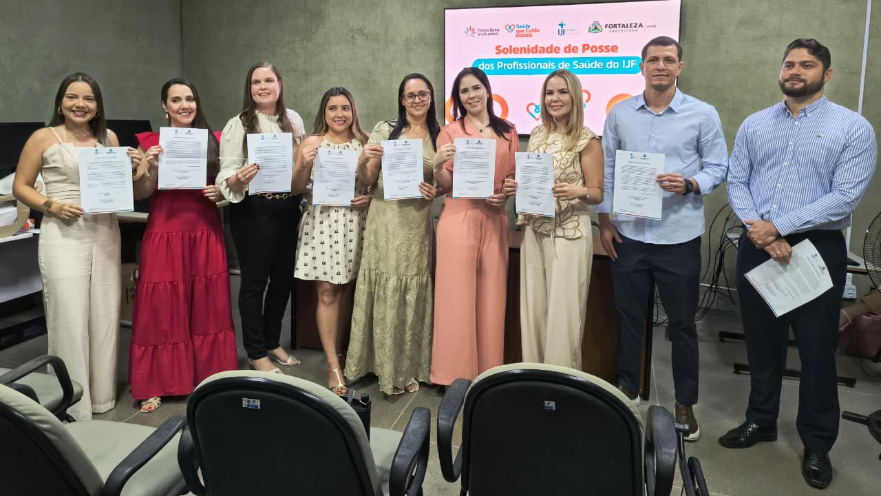 grupo de pessoas posa para a foto